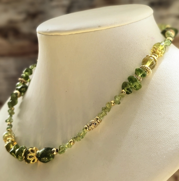 Sweet Green Peridot Nugget Bohemian Assymetrical Gold Necklace Or Choker - Picture 4 of 9